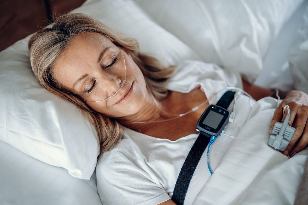 Das mobile Schlaflabor wird im eigenen Zimmer aufgebaut. Anhand von Messwerten kann ein sehr genaues Schlafprofil erstellt werden. © Humanomed 